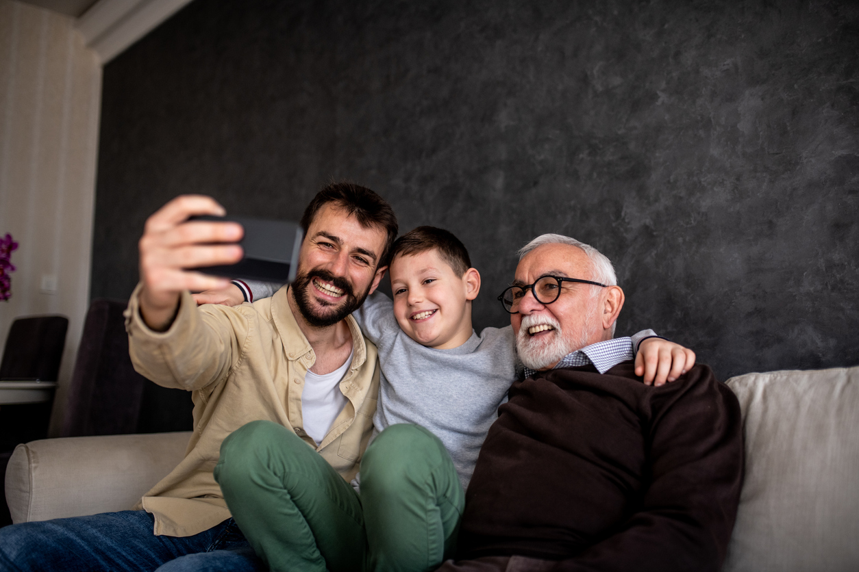 Avô, filho e neto sorrindo