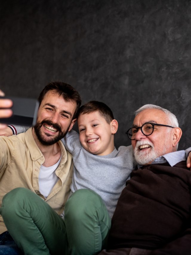 Avô, filho e neto sorrindo