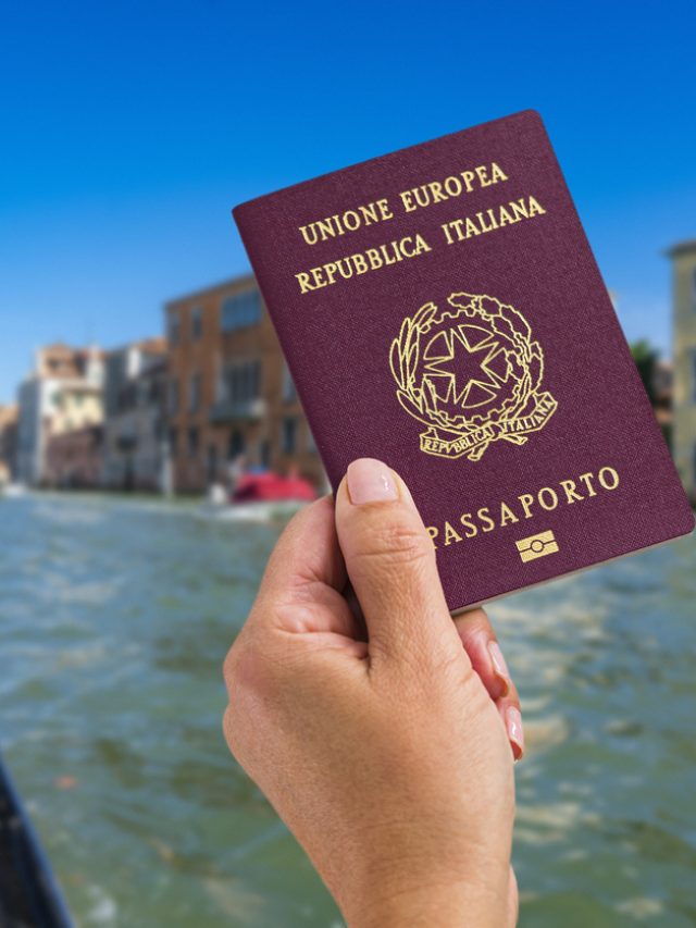 Pessoa segurando passaporte italiano em frente ao canal de Veneza