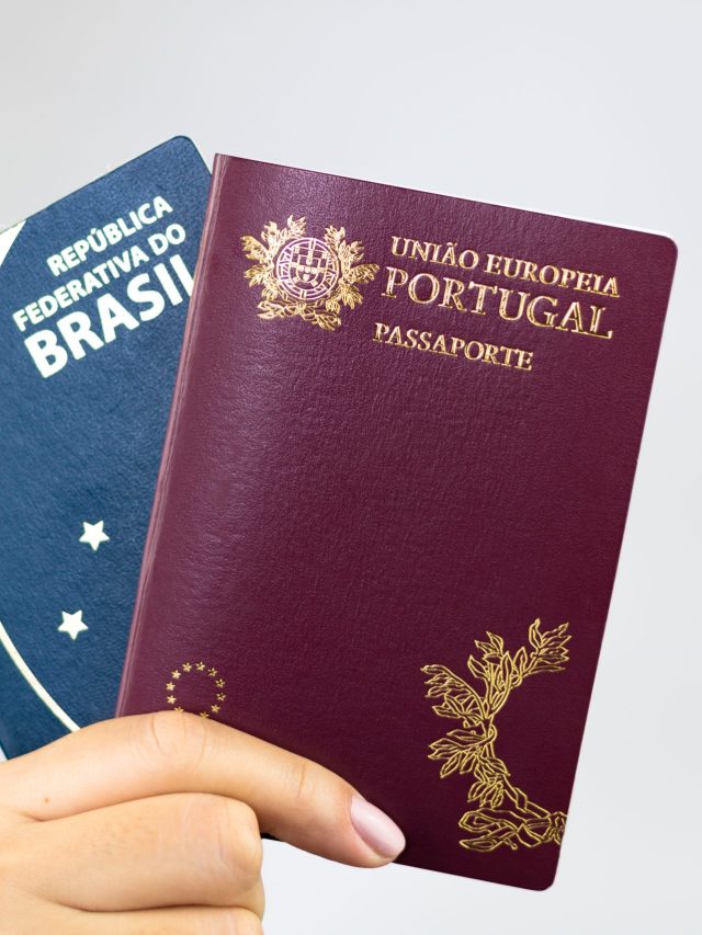 Hand holding Brazilian passport (Translation "Brazil Republic fe